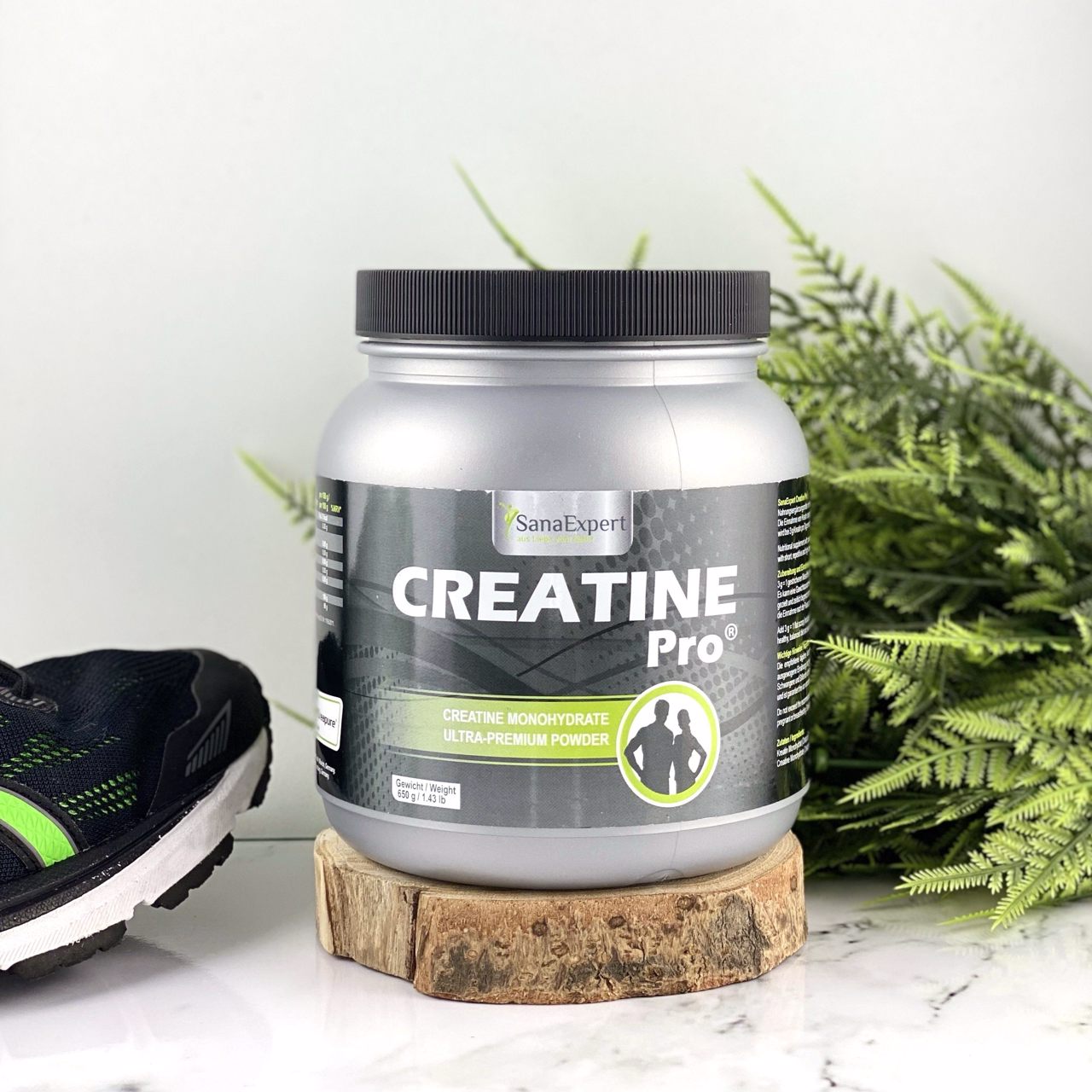 SanaExpert Creatine Pro integratore creatina con scarpe da ginnastica e pianta