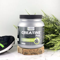 SanaExpert Creatine Pro integratore creatina con scarpe da ginnastica e pianta